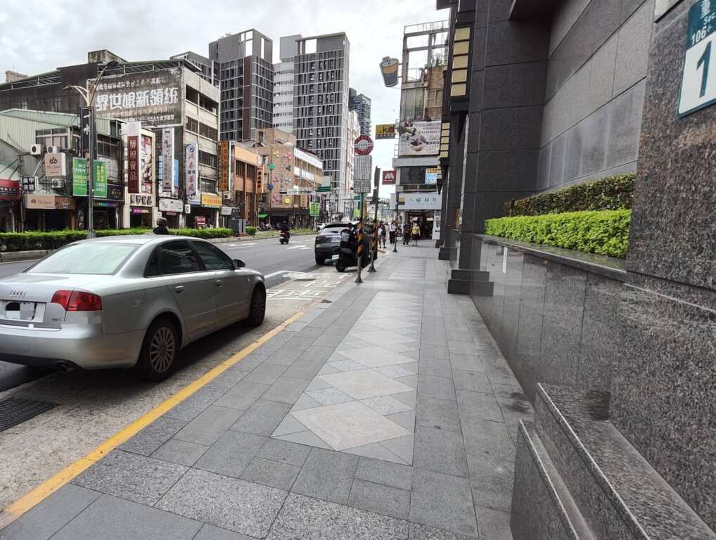 ▲黃線臨時停車。(新北市交通局提供)