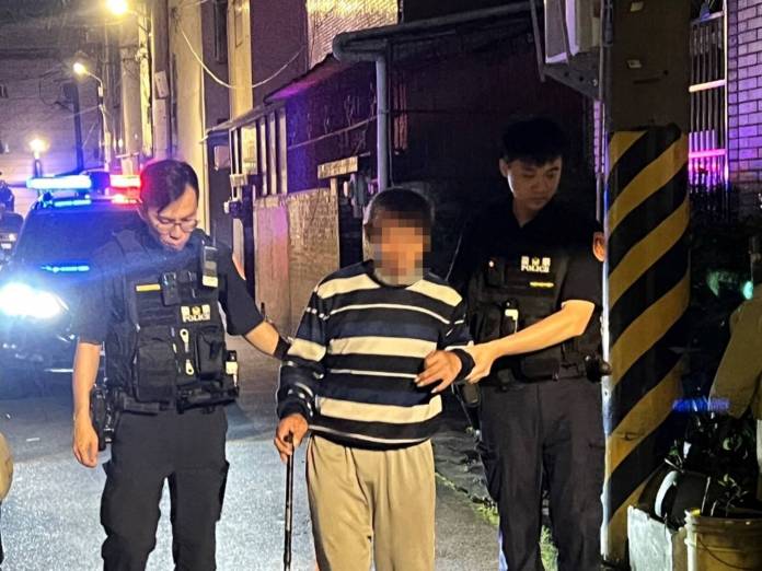 心酸!中風男出門散心卻體力不支倒地 大園暖警伸援 71 350772_0