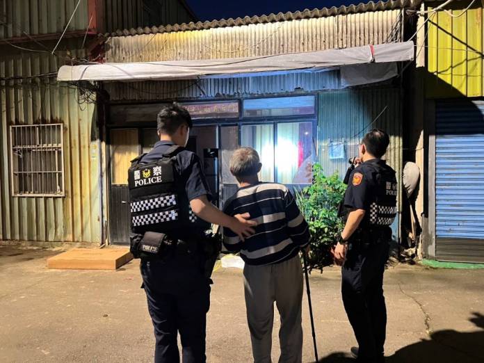心酸!中風男出門散心卻體力不支倒地 大園暖警伸援 72 350771_0