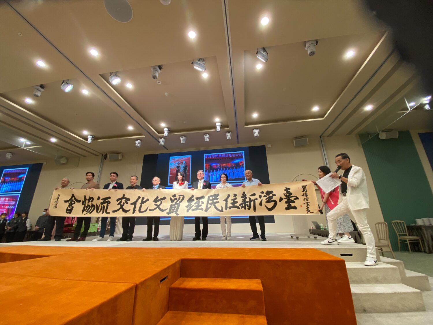 慧眼識珠!「華服」發表走秀開場前,賀樺偕貴賓現場展示調查局前處長詹德源親筆墨寶。(記者 包克明攝)