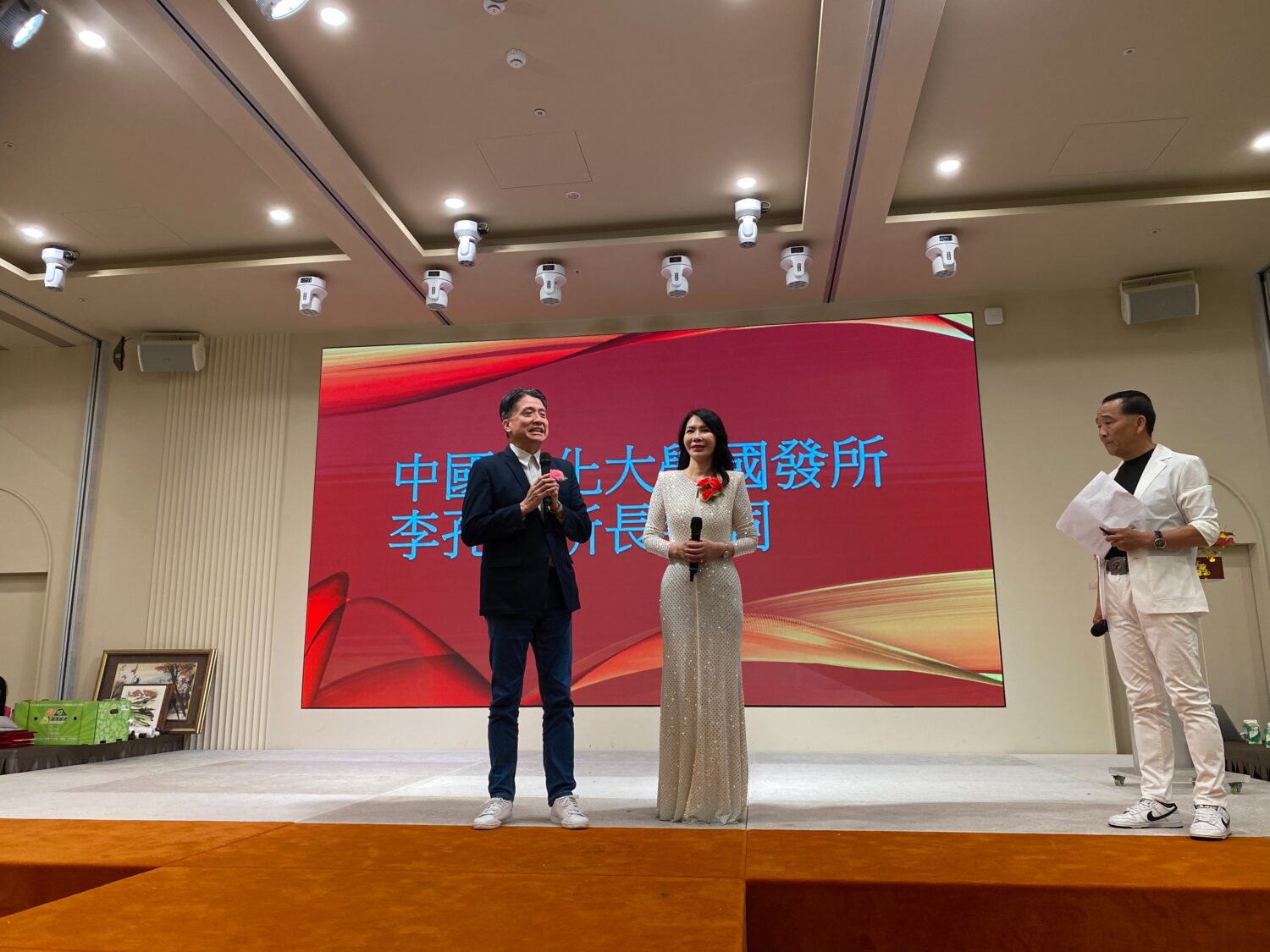 中國文化大學國家發展與中國大陸研究所所長李孔智教授指出,兩岸一家親!國發所有碩士班、博士班,如果有興趣願意像賀樺校友一樣優秀學生,歡迎來報名。(記者 包克明攝)