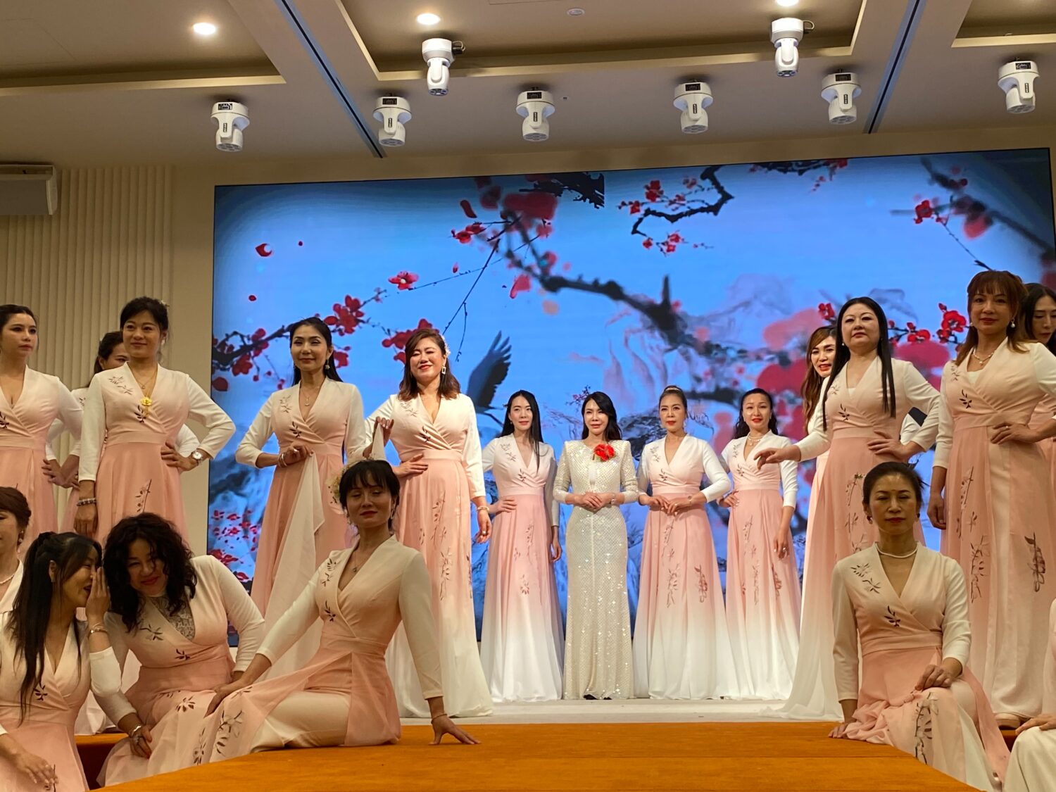 「華服」發表秀,賀樺和身穿華服的走秀姊妹們通過華服做爲文化的載體,弘揚中華民族優秀文化,展現中華兒女獨特的婉約之美。。(記者 包克明攝)