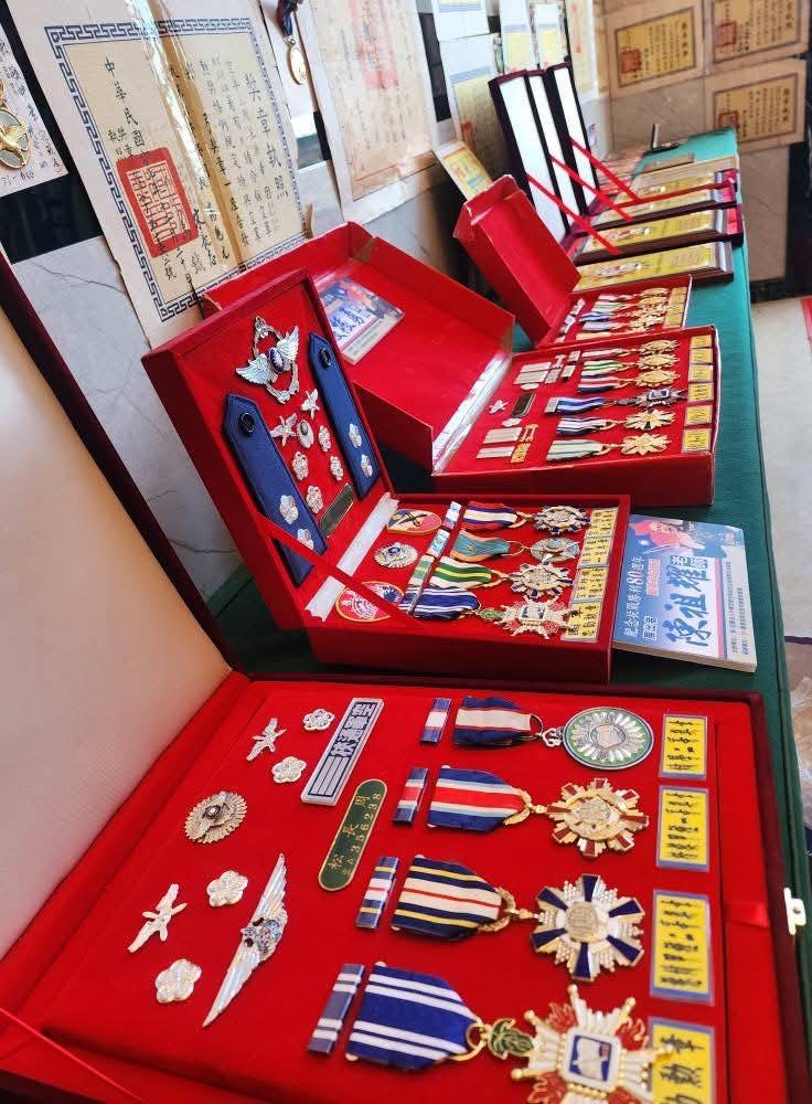 現場展品各具代表性,從上將、中將、少將、校官、士督長、上士勳獎,琳琅滿目,軍魂湧現。(圖/空航技校友總會 提供)