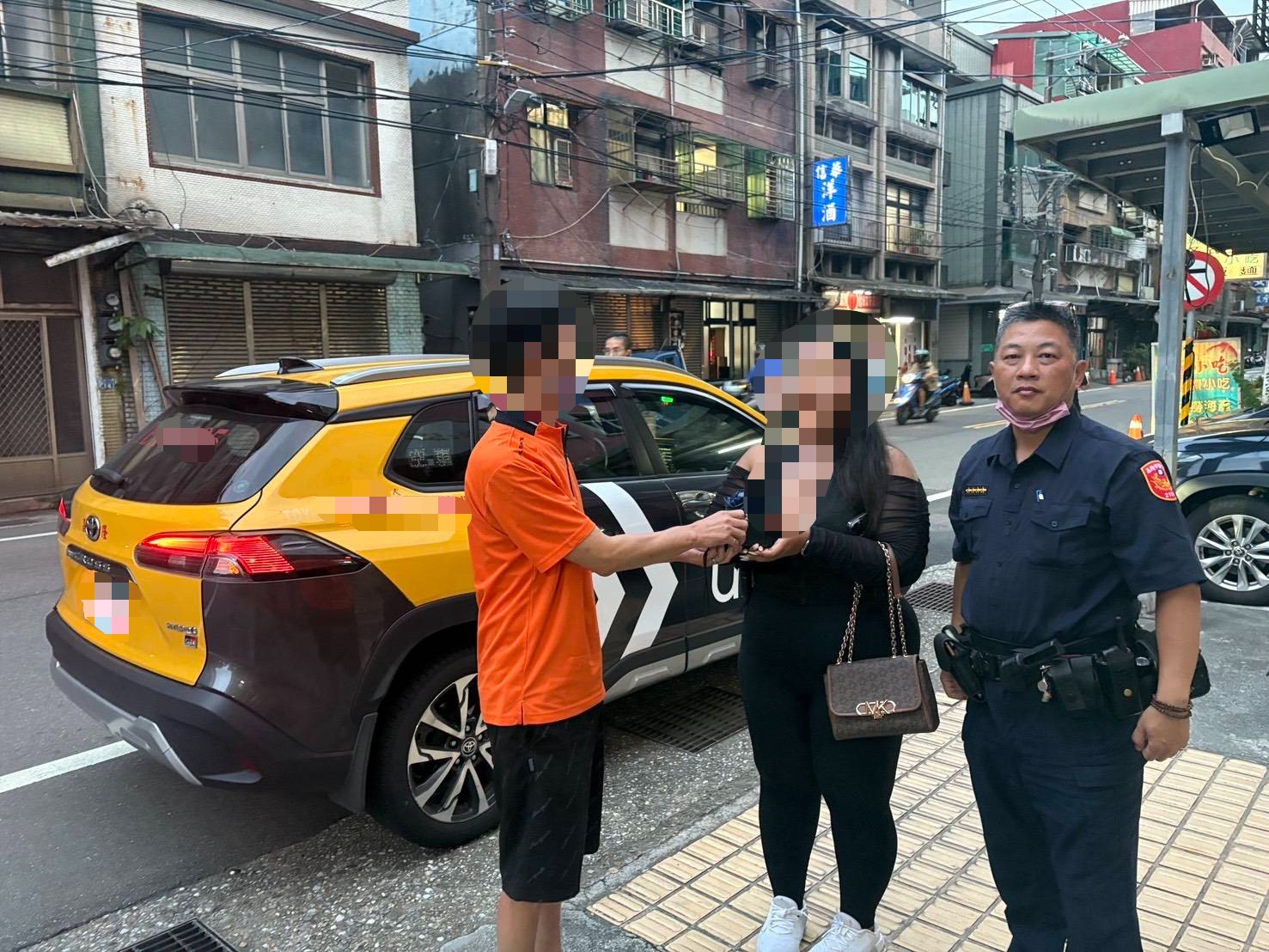 警方協助外籍旅客尋回遺失相機。(記者薛秀蓮翻攝)