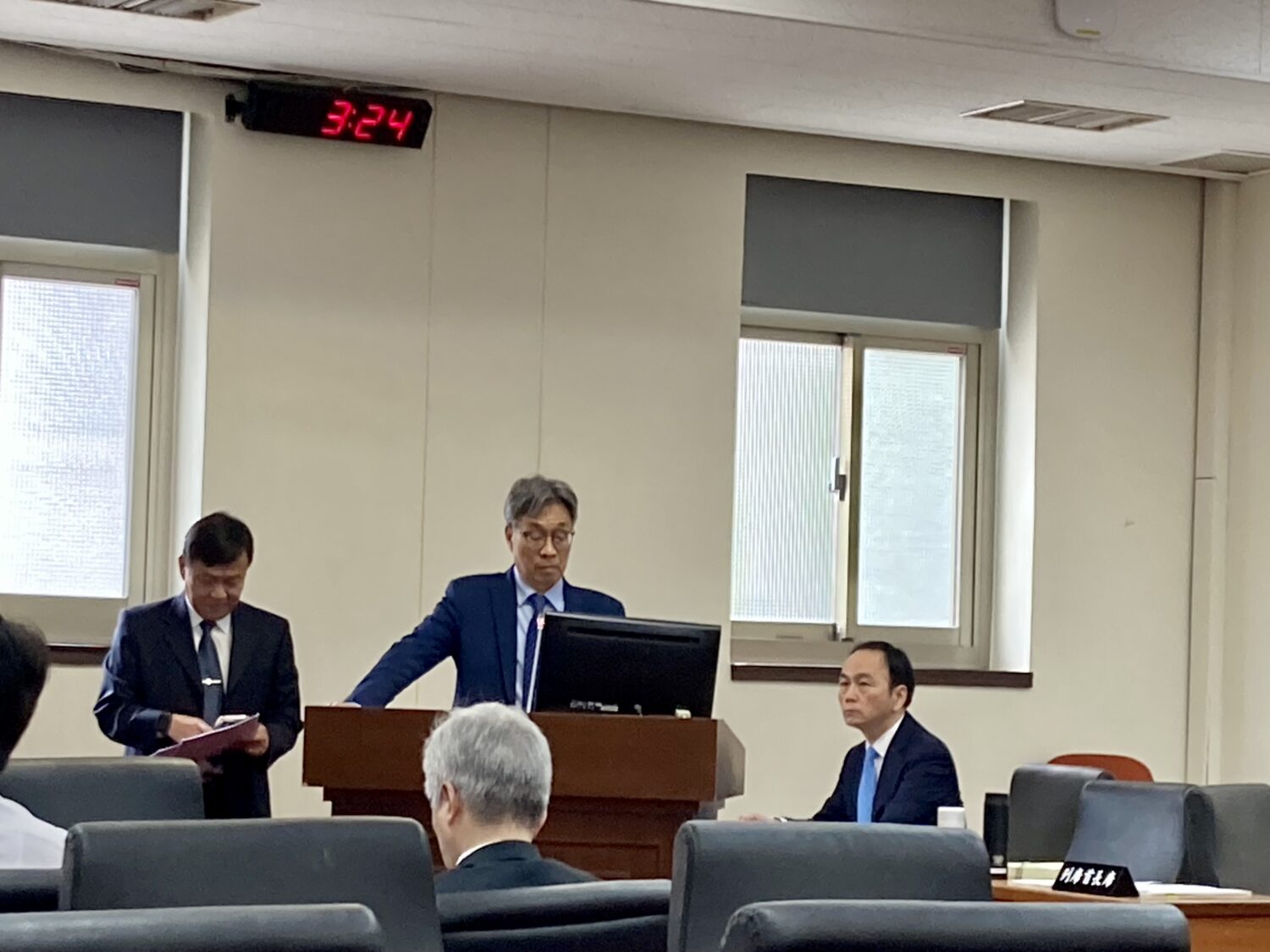 對於為因應美方高關稅政策、協助農民升級轉型所設計,由民眾黨提出的300億元特別預算方案,但農業部僅願編列180億元,陳駿季回應說「未來可追加」。(圖/張啓楷國會辦公室)