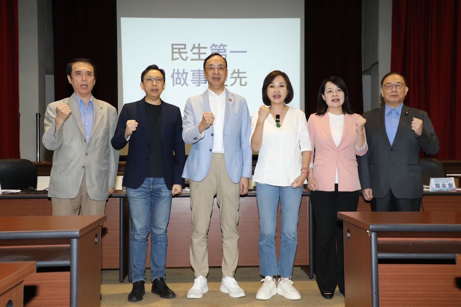 國民黨智庫今日召開「賴清德就職一周年、執政滿意度民調記者會」。(左至右) 陳學聖、葛如鈞、朱立倫、柯志恩、許宇甄、陳永康。(記者 包克明翻攝)