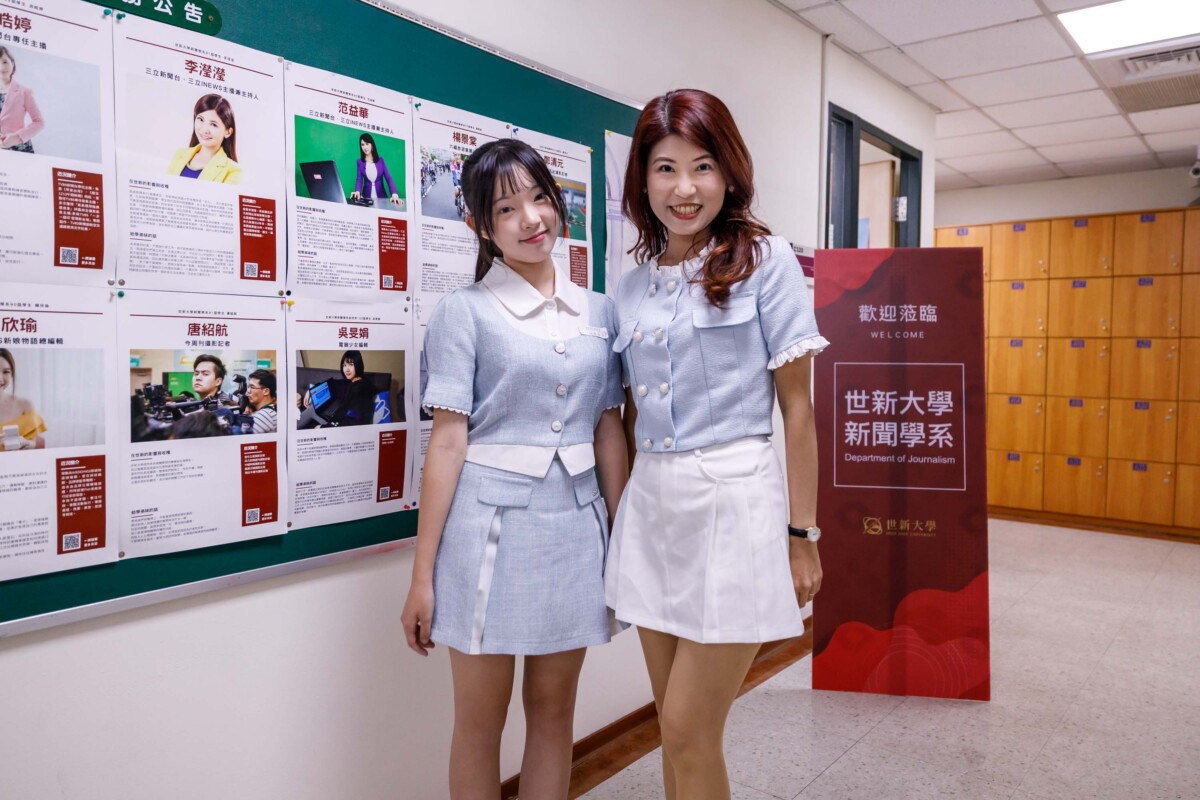 ▲來自屏東美和高中的林宸安(左)將世新新聞系視為第一志願,也獲得家長(右)支持。