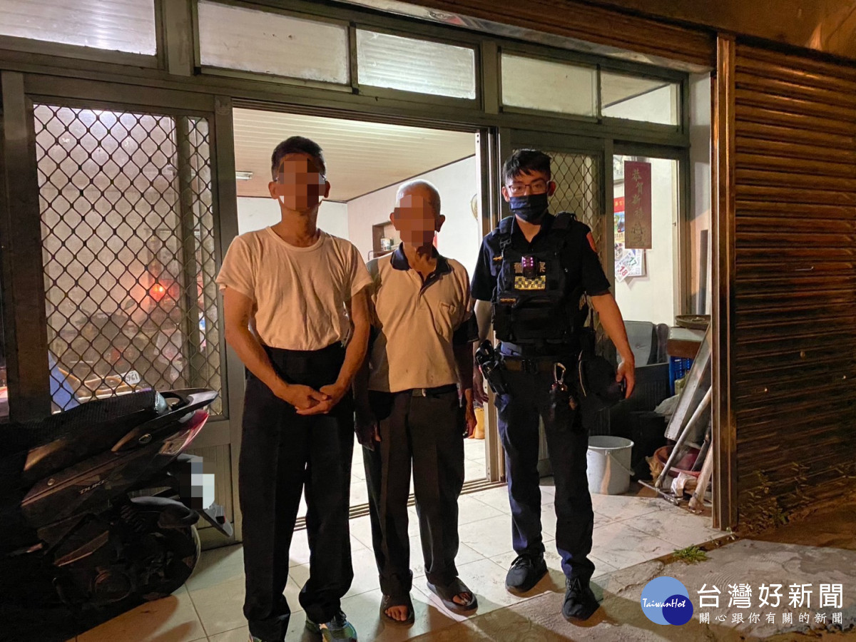 老翁獨自外出忘記回家的路,警方協助平安返家。