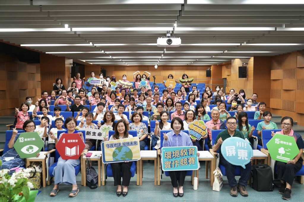 ▲屏東縣長周春米表揚獲獎師生,感謝師生們在環境教育上的投入與用心,為屏東爭光。(屏東縣教育處提供)
