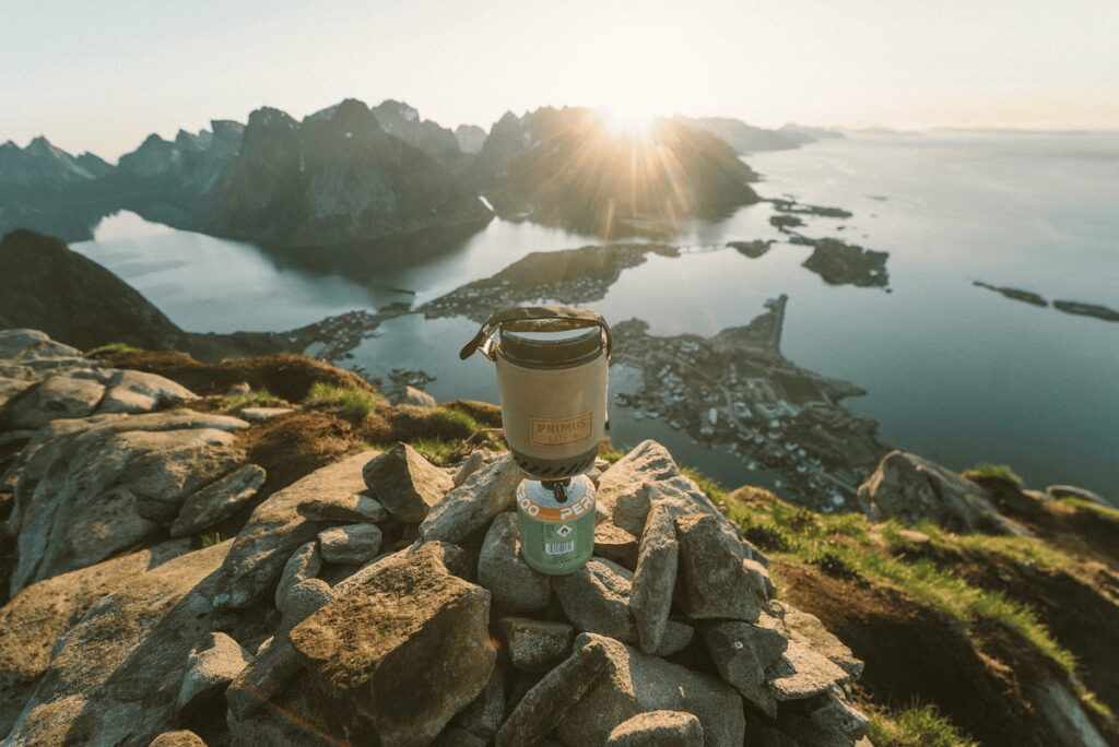 山峰健行冒險 (無版權可商用圖，來自unsplash)