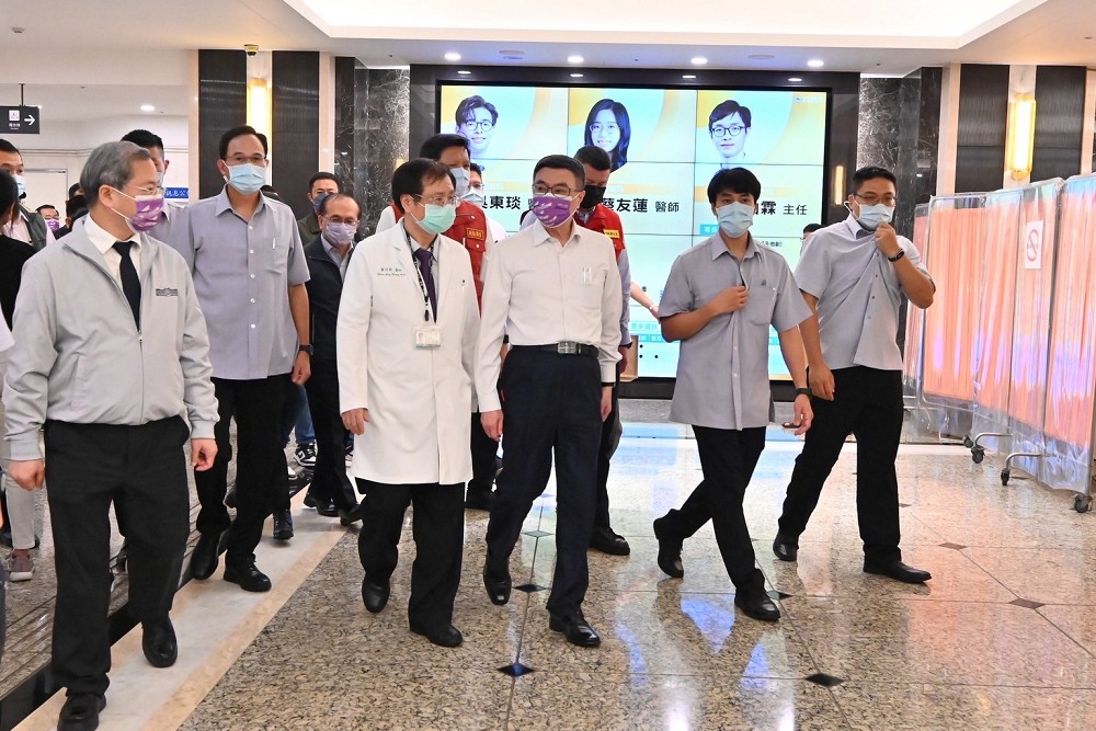 三峽車禍3死12傷 卓榮泰赴醫院慰問:盼傷者早日康復 212 三峽車禍3死12傷 卓榮泰赴醫院慰問:盼傷者早日康復 211