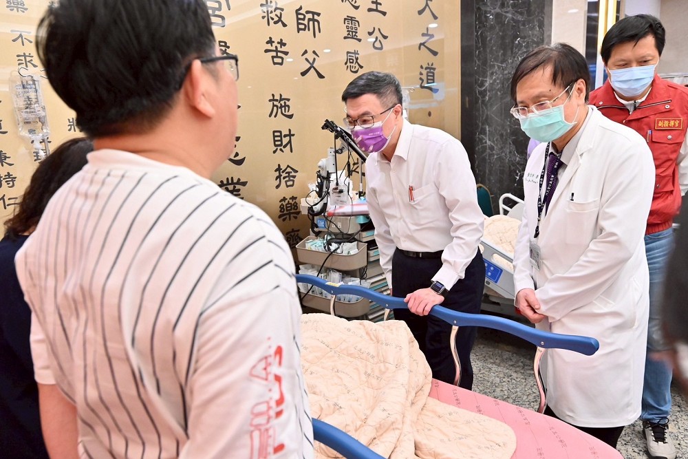 三峽車禍3死12傷 卓榮泰赴醫院慰問:盼傷者早日康復 214 三峽車禍3死12傷 卓榮泰赴醫院慰問:盼傷者早日康復 213