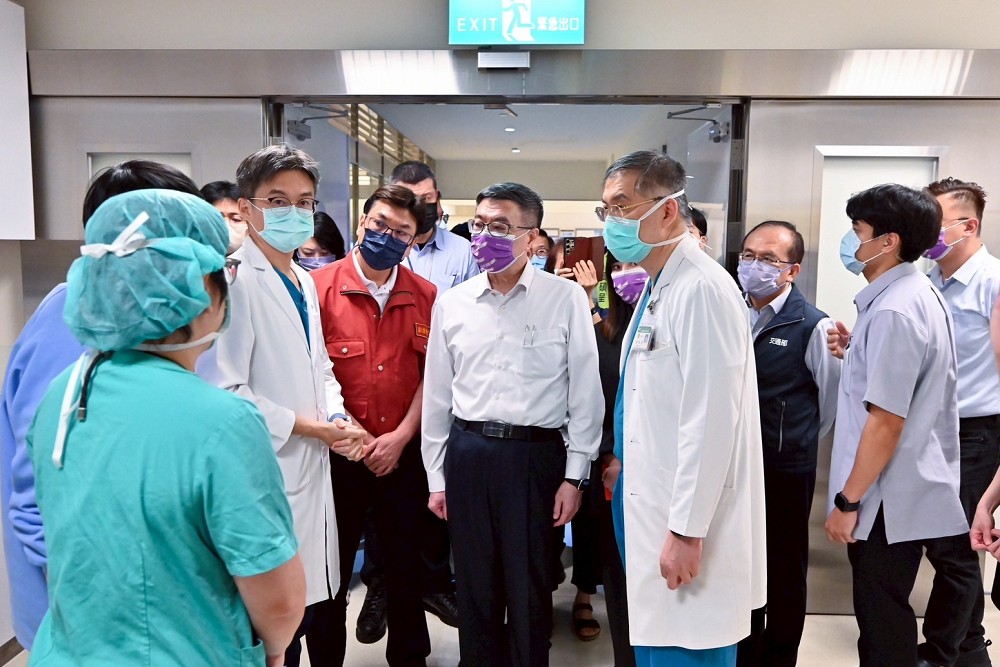 三峽車禍3死12傷 卓榮泰赴醫院慰問:盼傷者早日康復 216 三峽車禍3死12傷 卓榮泰赴醫院慰問:盼傷者早日康復 215