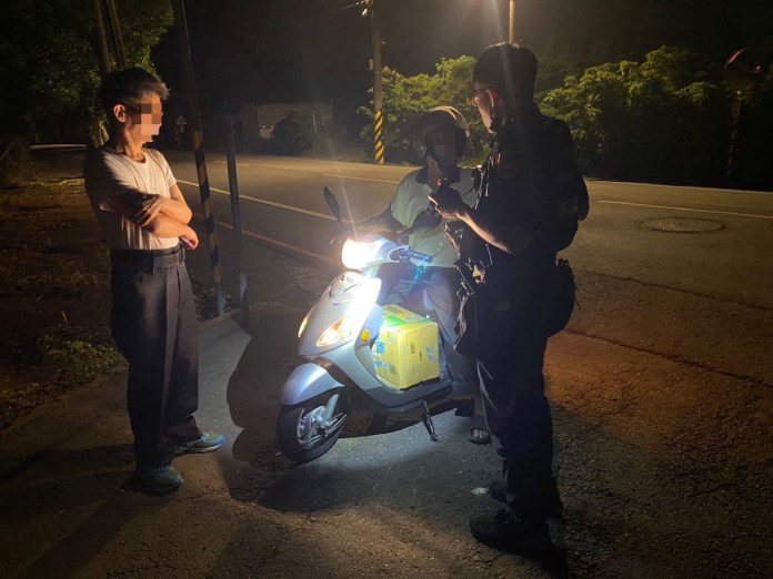 老翁買完東西忘了路 楊梅警暖心護送30分鐘助返家 75 S__3973215_0_0