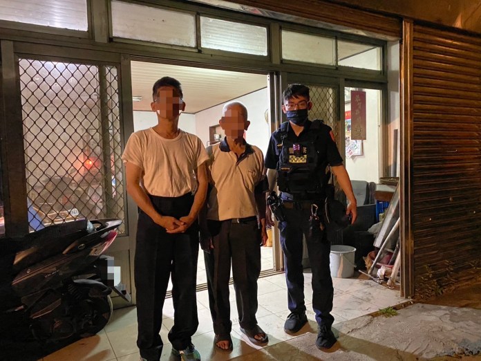 老翁買完東西忘了路 楊梅警暖心護送30分鐘助返家 76 S__3973215_0_0