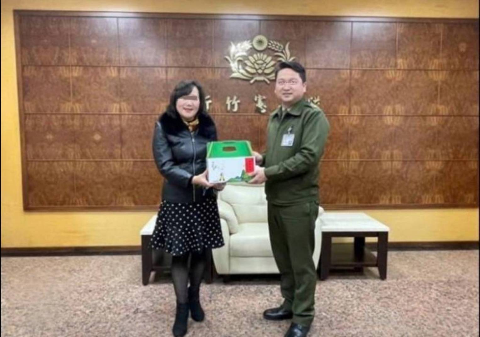 被爆利用職權淫狹隊上已婚女軍官的新竹憲兵隊隊長呂姓中校(右)。(左女與本案無關)。