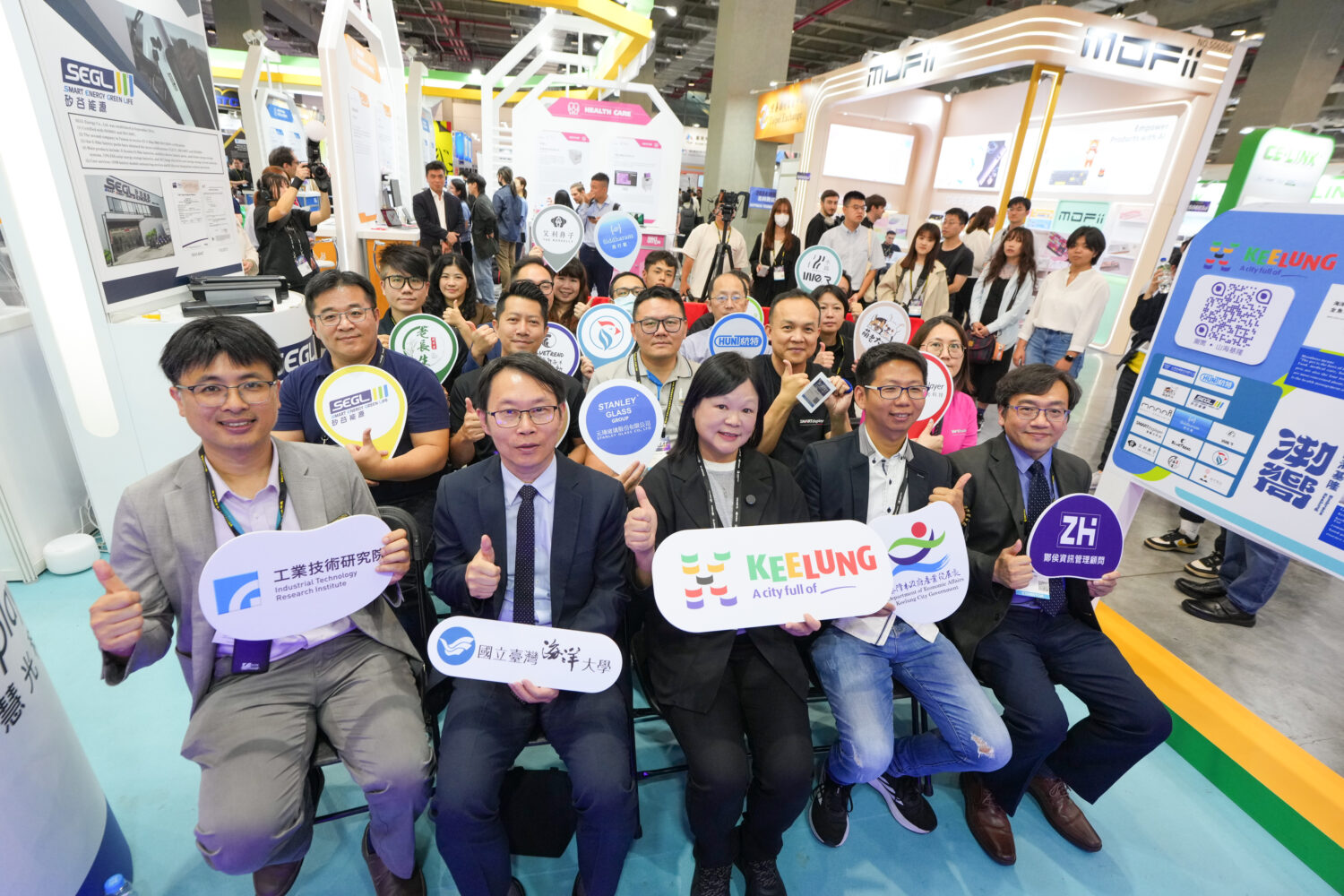 InnoVEX基隆主題館｜聚焦綠色科技、智慧城市與青年創業，基隆市產發處蔡馥嚀處長（右三）國立海洋大學 李明安副校長 （右四）、酇侯資訊管理顧問 邱孝賢總經理 （右一）。（圖/基隆市政府提供）