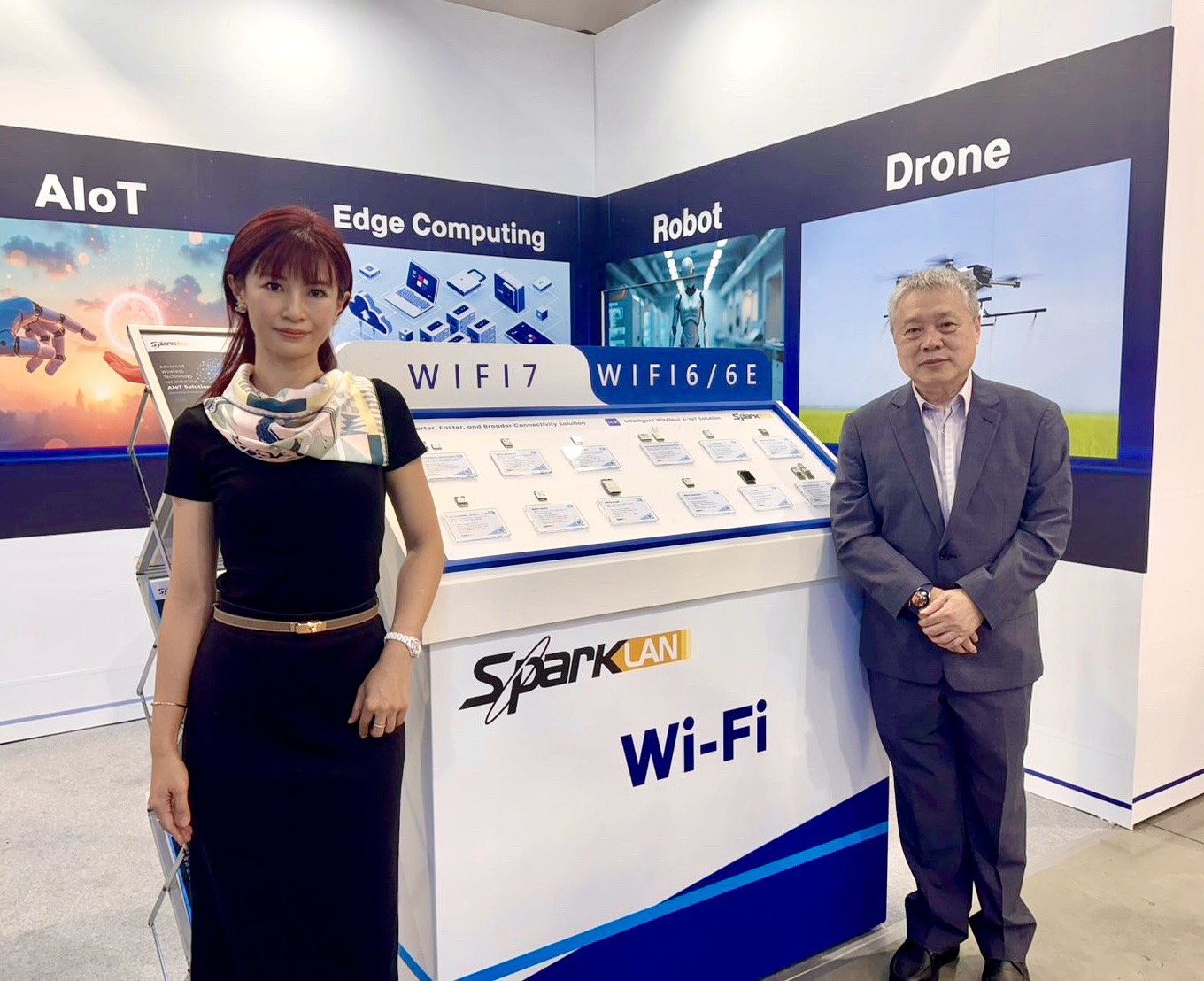 (圖說)正基(6546)今日於COMPUTEX2025展示以自有品牌「AMPAK」為核心的最新AIoT無線網通模組產品及解決方案。圖右為董事長陳明哲、圖左為總經理魏瀅洳。
