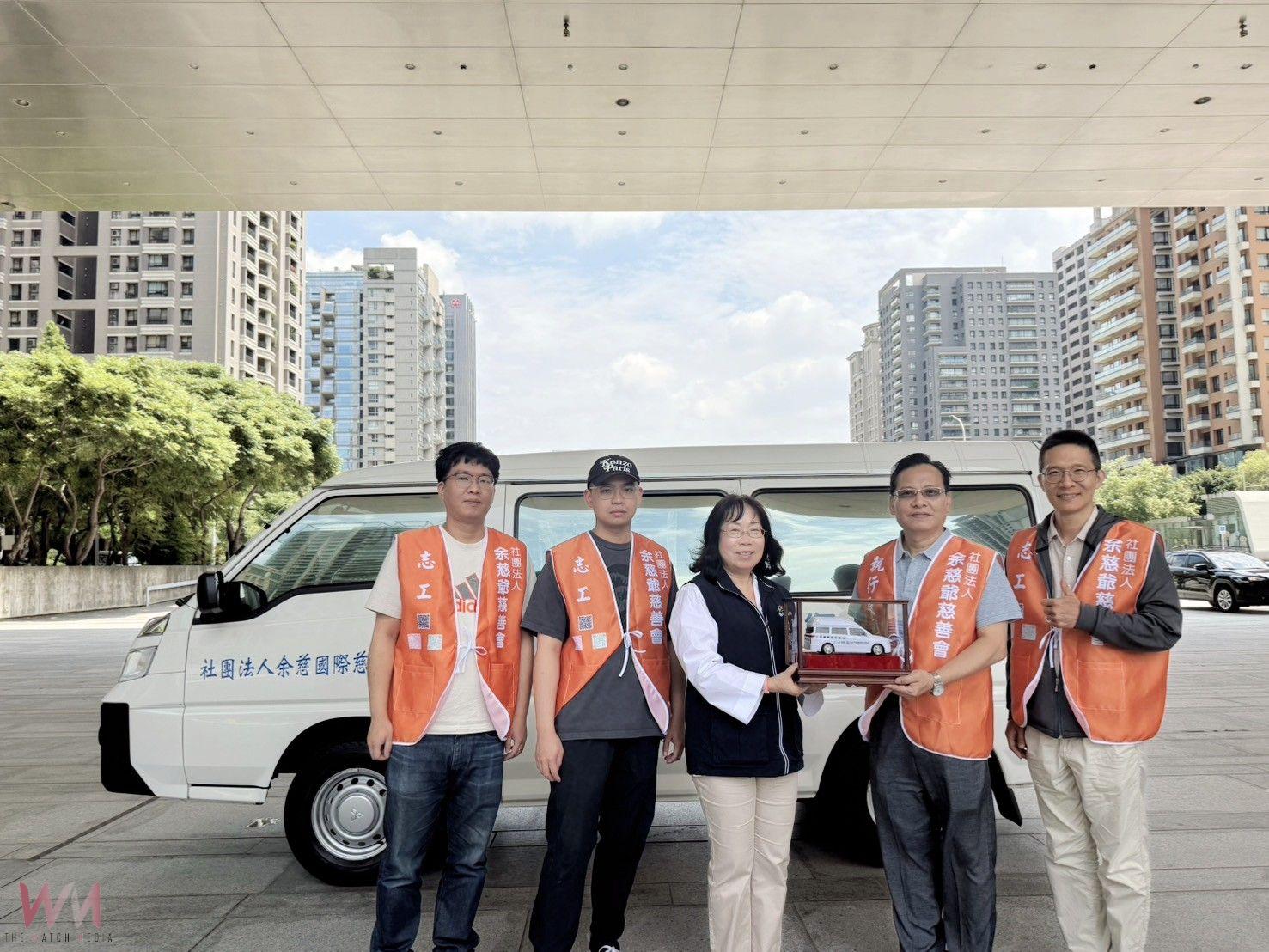 實踐四方賑濟宗旨 余慈爺慈善會捐贈中市府復康巴士 - https://www.watchmedia01.com