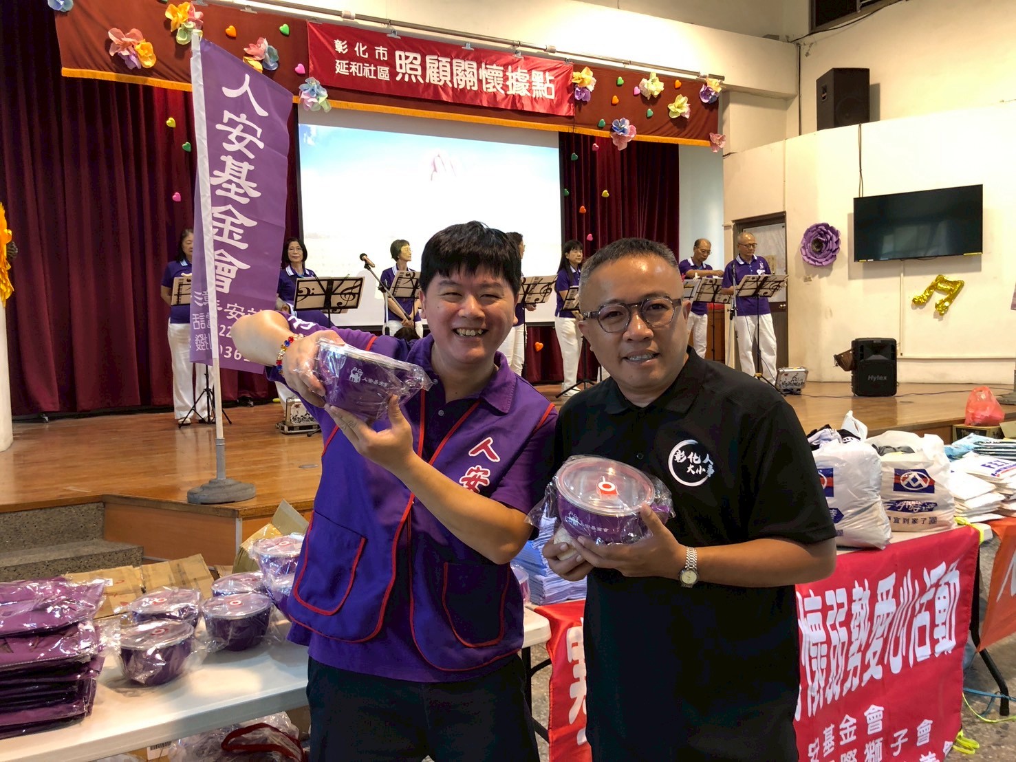 夾粽趣味賽笑聲連連　人安平安站330份粽子送暖寒士