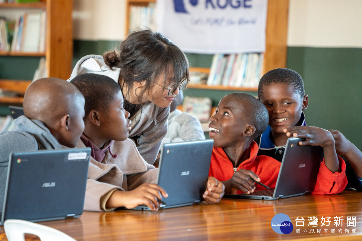 史瓦帝尼學童興奮地用電腦向清華志工介紹自己的學習成果。