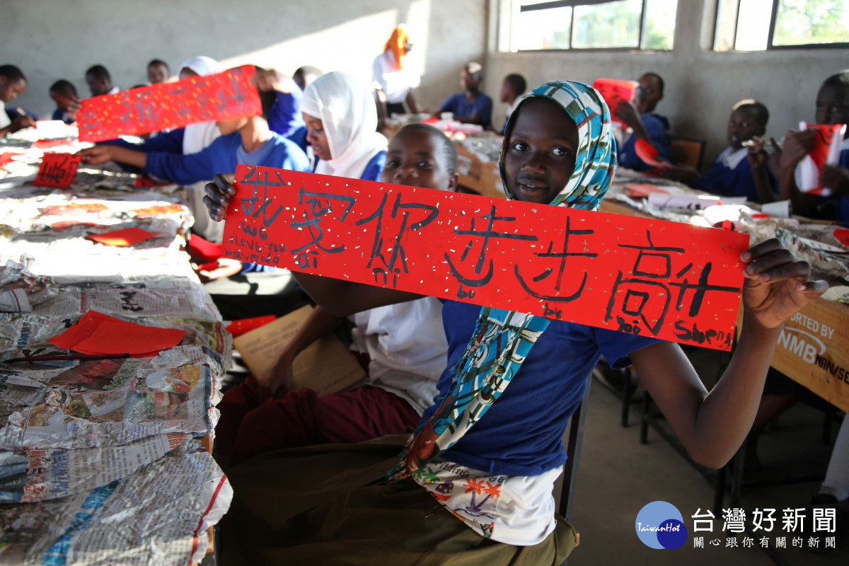 坦尚尼亞學生展示在台灣文化日活動中練習的書法成果。