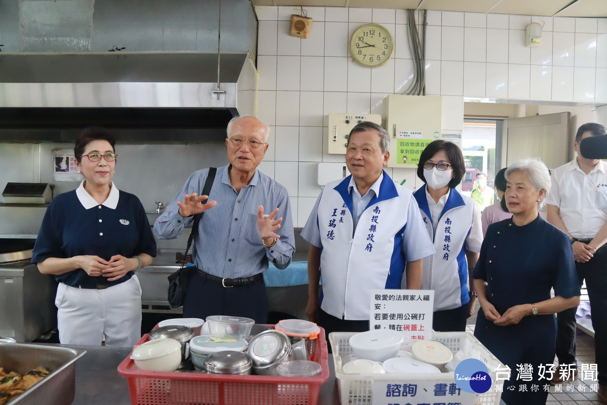 李總裁也感謝志工辛勞。(記者扶小萍攝)