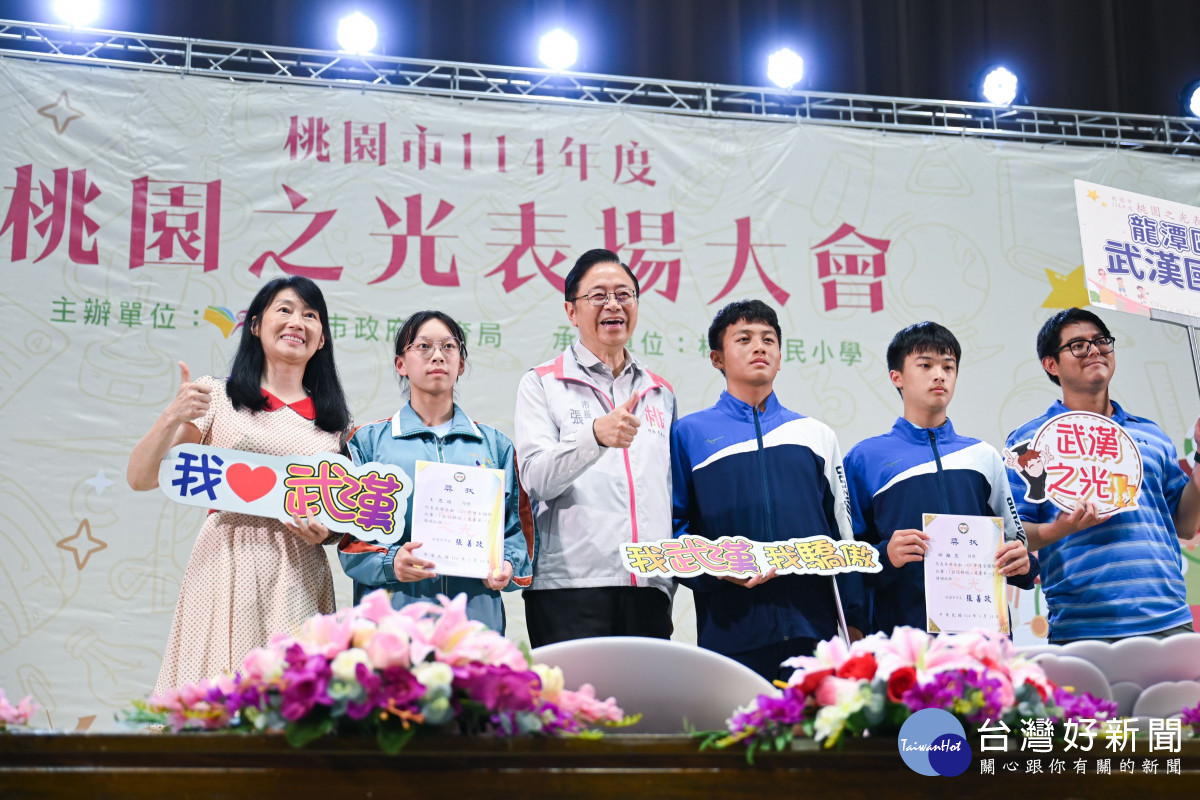 張市長和受獎學生合照。