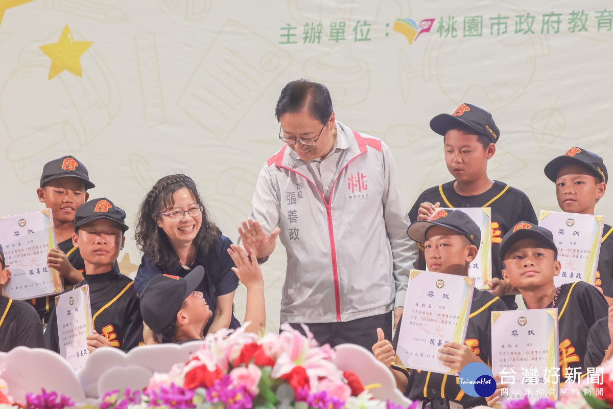 張市長和受獎學生擊掌。<br /><br /> <br /><br />