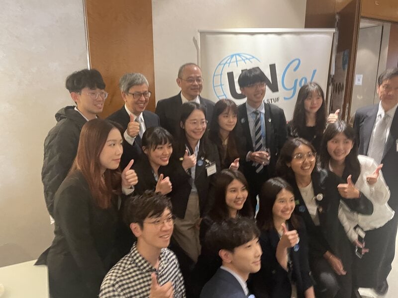 前副總統陳建仁(後排左2)出席台灣在世衛大會場邊活動,獲年輕人爭相合照,他熱情招呼大家靠攏、比讚。中央社
