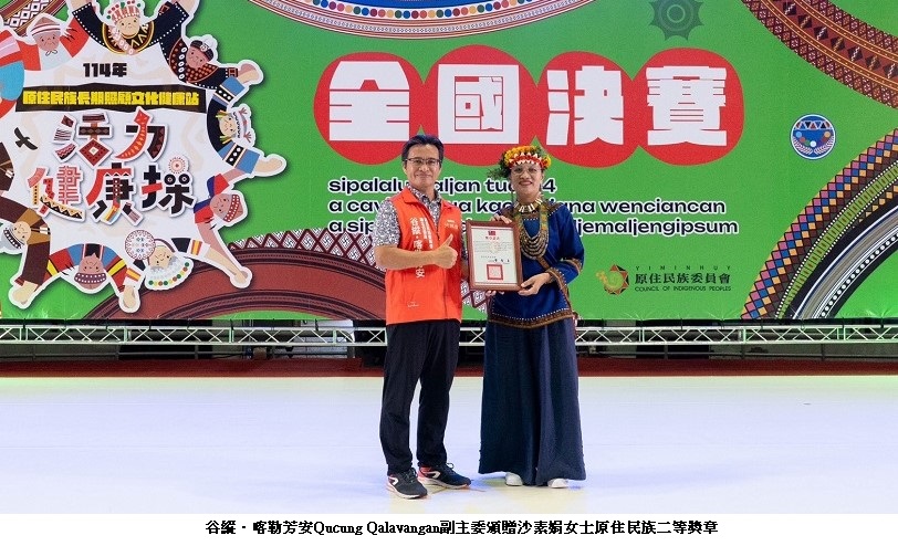 可能是 2 個人、大家在溜冰和文字的圖像