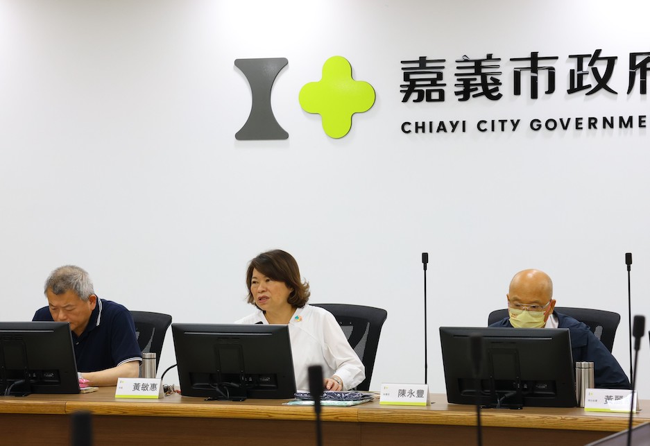 黃敏惠市長(中)召開應變會議,指示市府各單位審慎因應 保障民眾權益。(圖/嘉義市政府提供)