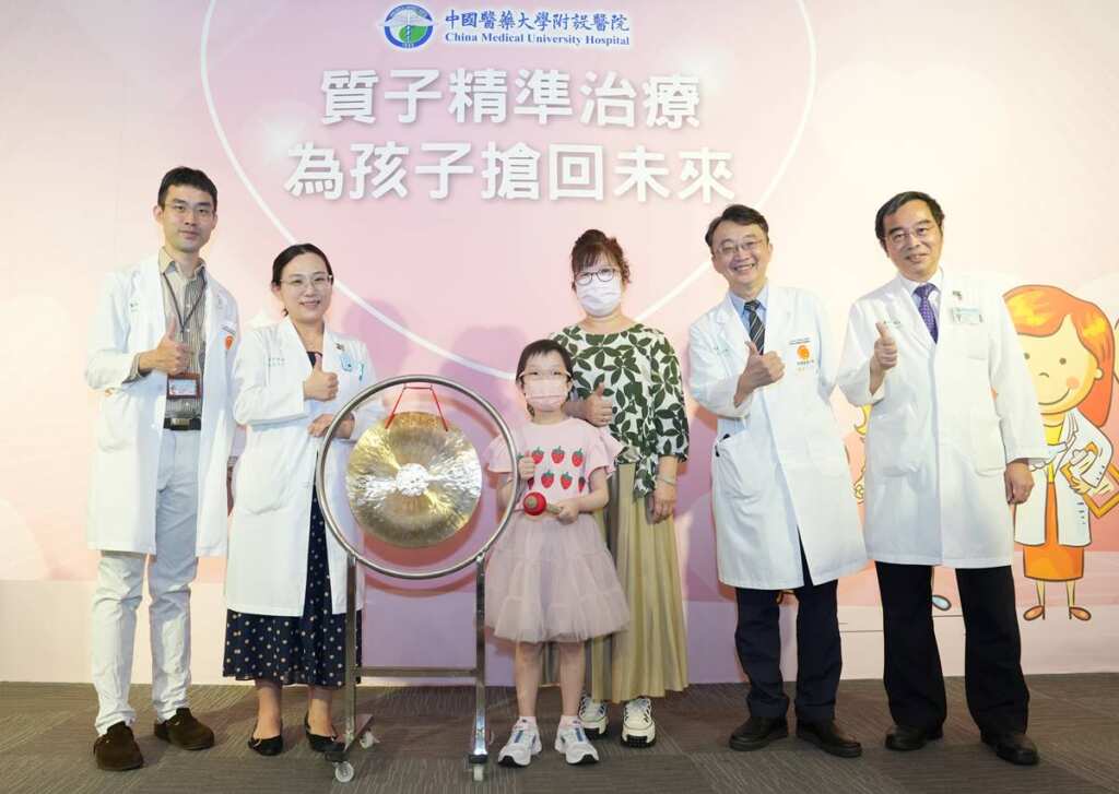 ▲六歲的陳小妹妹罹患神經母細胞瘤,病灶多處轉移,在醫療團隊建議下選擇副作用較小的質子治療,目前檢查顯示腫瘤已受到控制,病況穩定沒有惡化,正持續接受免疫治療中。(中醫大附醫提供)