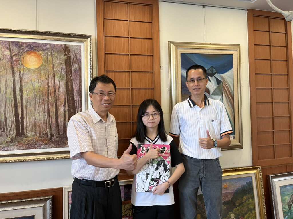 ▲國立員林高中江彣錡同學錄取義守大學醫學系公費生(左邊楊豪森校長、中間江彣錡同學、右邊導師王聰鑫。（員林高中提供）