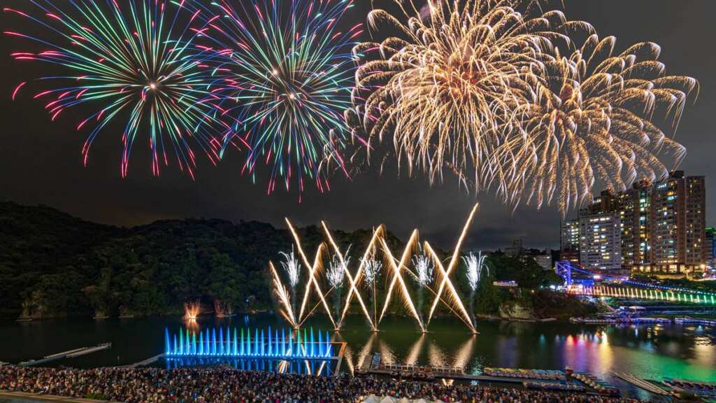 ▲2025碧潭水舞季即將於5月24日登場,4場煙火秀每場施放300秒,照亮新北夜空,帶來精彩視覺高潮。(2024煙火資料照片/新北市觀旅局提供)