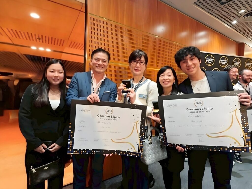 中山醫大校友葉晉毓(左二)於巴黎國際發明展喜奪雙金,會後與家人及駐法大使郝培芝(中)合影。(圖/中山醫大提供)