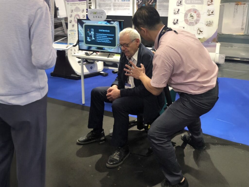 SMARC坐站訓練椅能提供使用者作為下肢、骨盆底與核心肌群的訓練。(圖/中山醫大提供)