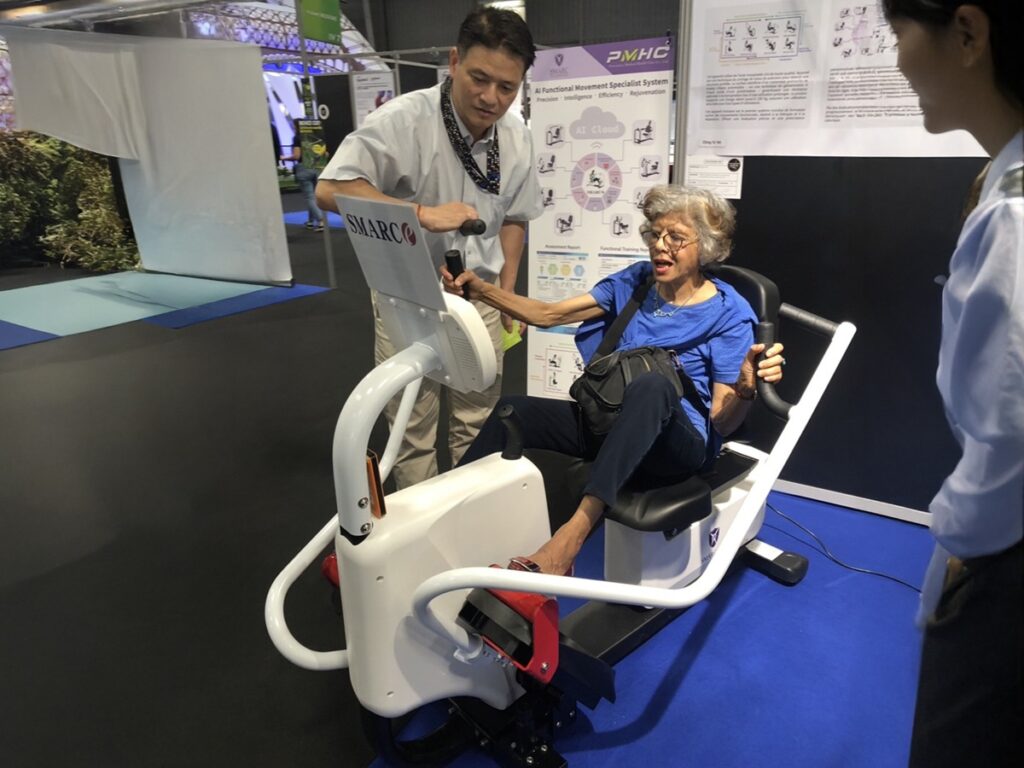 SMARC AI 功能訓練智能系統能在90秒內評估使用者的活動度、肌力與協調性。(圖/中山醫大提供)