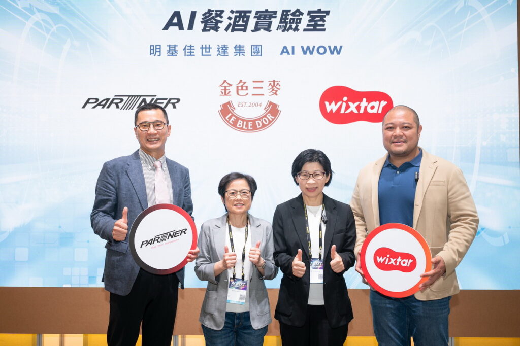拍檔科技總經理王保鋅（左），金色三麥總經理葉淑芬（左二）、星益欣執行長康惠媚（右二）、金色三麥董事長葉冠廷（右）