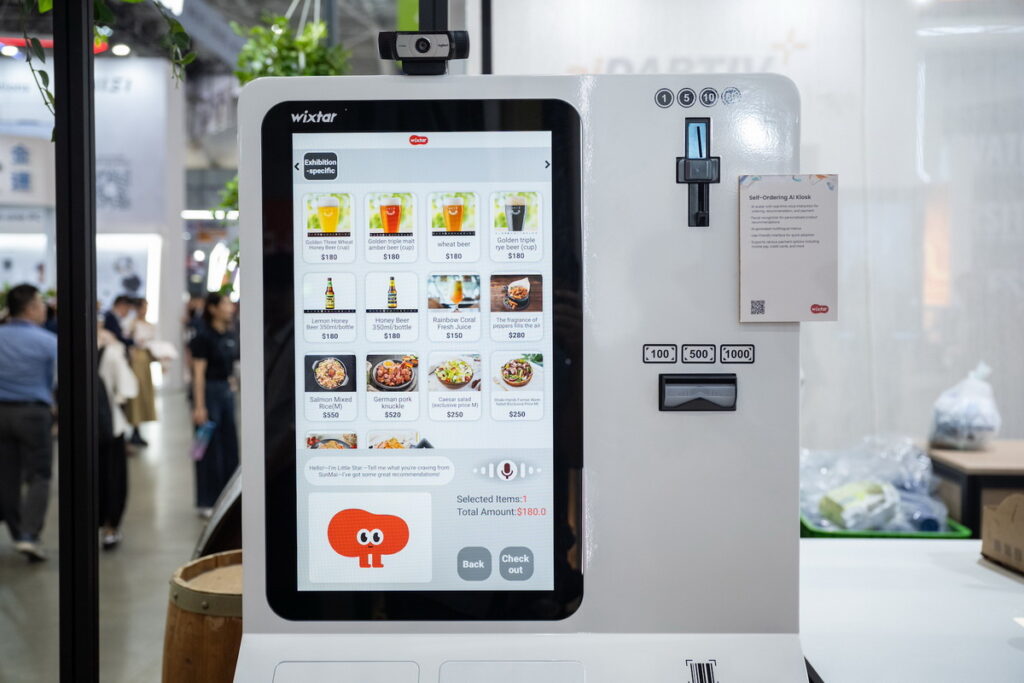 整合兩種AI推薦模組、能即時互動應對的AI Kiosk