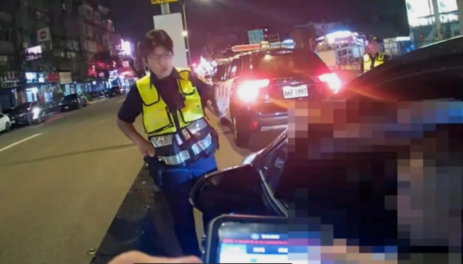 違規女不滿遭攔查 搶警用電腦飆罵「神經病」結果慘了 264 違規女不滿遭攔查 搶警用電腦飆罵「神經病」結果慘了 263