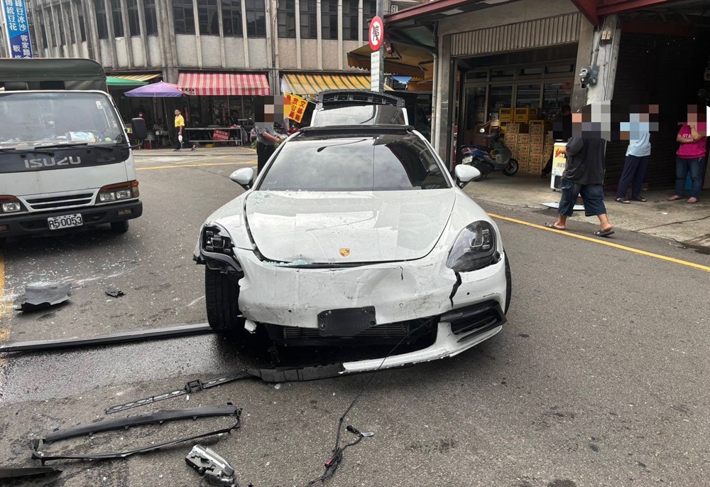 不滿妻子外遇理智線斷掉 男子暴怒駕保時捷撞民宅 268 248250521a07