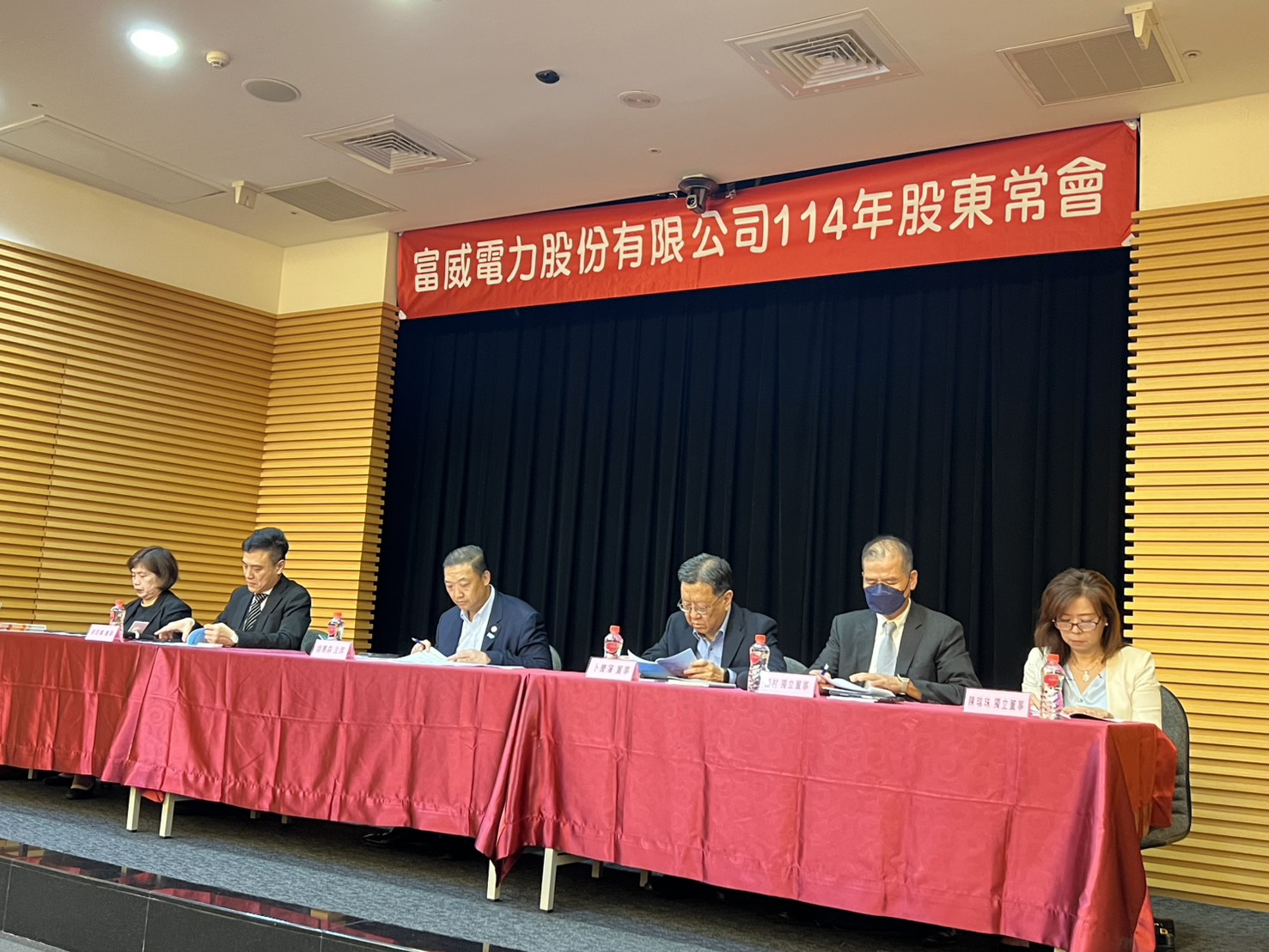 富威電力股東會決議每股配息1元 私募增資強化綠電與儲能業務 266 富威電力股東會決議每股配息1元 私募增資強化綠電與儲能業務 265