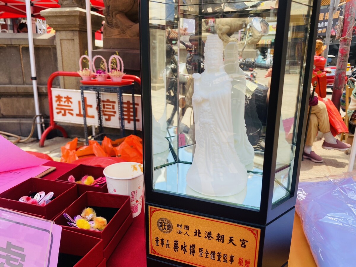 ▲今年活動特別新增個人賽「董事長獎」贈品白玉媽祖與團體獎項,鼓勵社區據點踴躍參加。(記者蘇峯毅攝)
