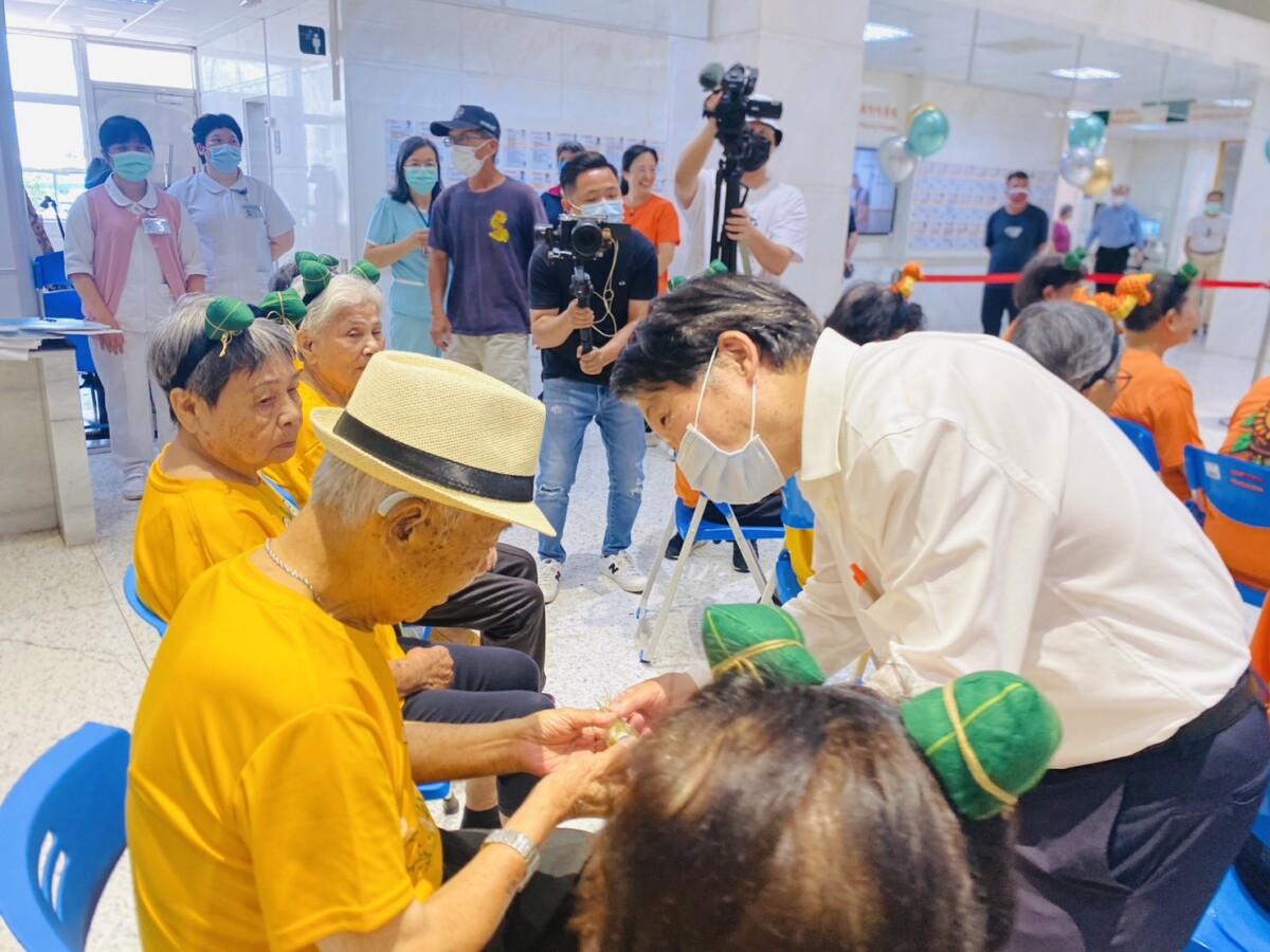 ▲中國醫藥大學北港附設醫院方準備的300份健康好禮受到民眾熱烈歡迎。(記者蘇峯毅攝)