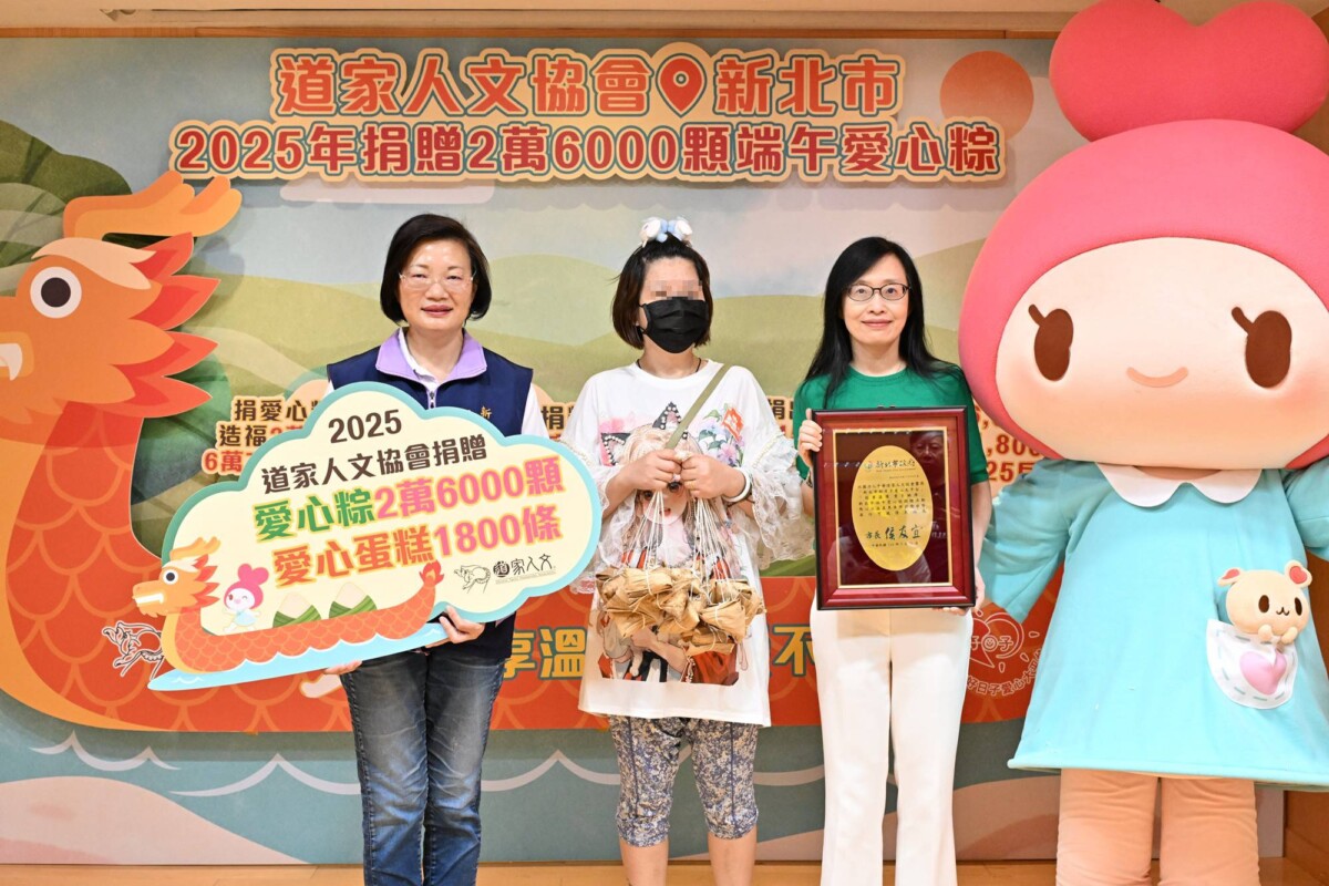 ▲捐贈儀式現場邀請一戶家庭與會,協會理事長張旖(右二)、新北市社會局局長李美珍(左)及協會公益大使發心娃娃,也與家戶媽媽溫馨合影。
