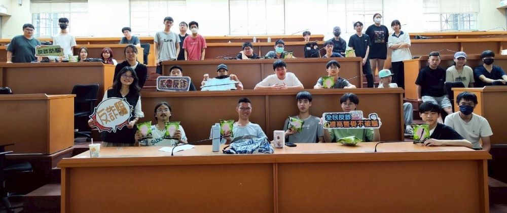 《圖說》丁銘妮與「2025年Roller Ski全國城市盃越野輪滑錦標賽」小選手合影。〈中和分局提供〉