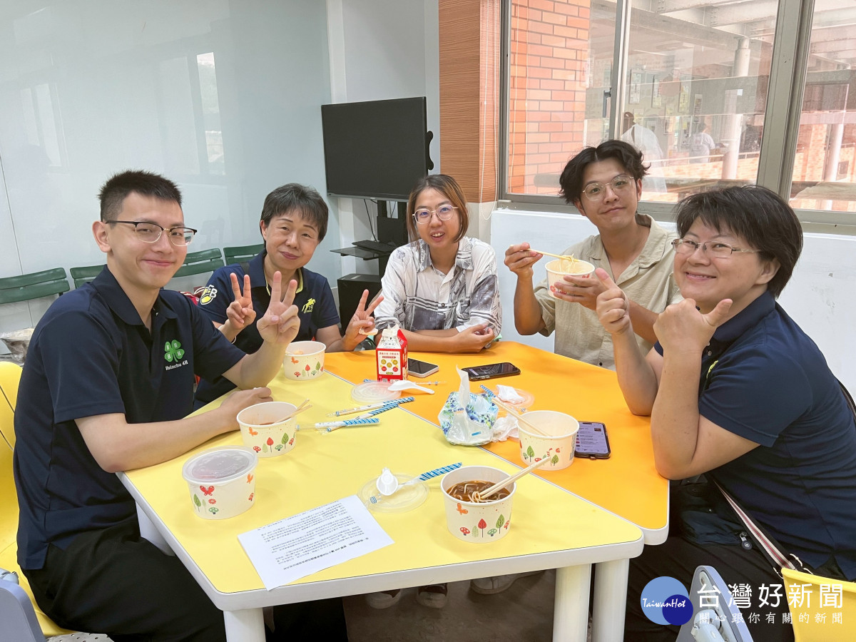 由左到右謝孟有(綠照助理)、林玉玲(推廣主任)、吳佳姸(新竹縣青年農民聯誼會芎林分會長。