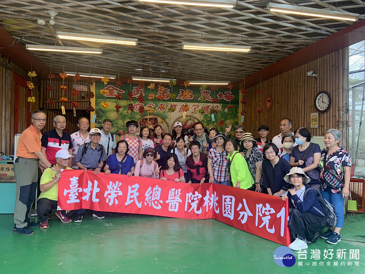 北榮桃園分院志工夥伴旅遊合影,大家神采奕奕、笑容滿面,展現團結與活力,留下美好回憶