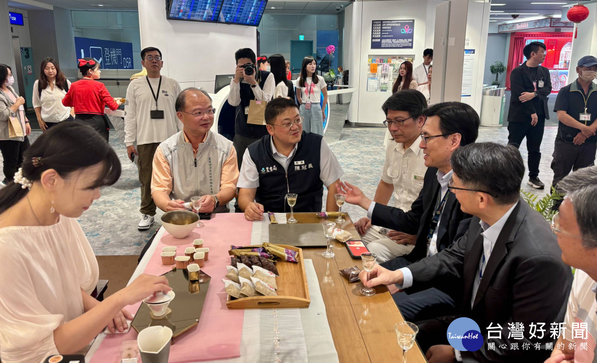 桃園市政府農業局啟動「桃茶沙龍」快閃店,為桃園茶產業打「國際盃」暖身。